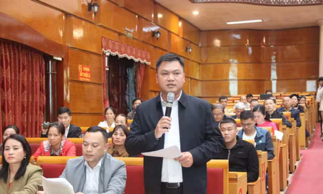 Nông dân Lạng Sơn kiến nghị với lãnh đạo tỉnh và ngành chức năng (ảnh: Duy Chiến)