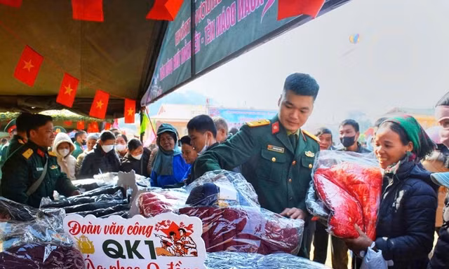 Nhân dân Lạng Sơn tham gia gian hàng 0 đồng. 