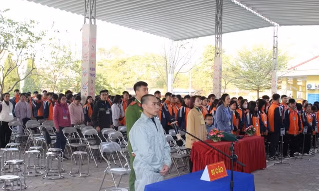 Bị cáo Tuấn ra tòa lĩnh án. 