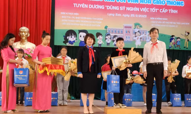 Dũng sỹ nghìn việc tốt được tôn vinh, khen thưởng .Ảnh: Duy Chiến 