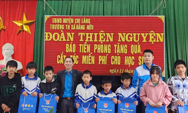 Tặng quà cho các em học sinh vùng ba Bằng Hữu .Ảnh: Duy Chiến 