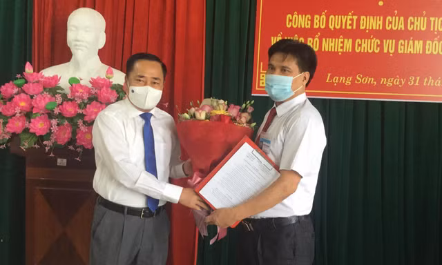 Chủ tịch UBND tỉnh Lạng Sơn Hồ Tiến Thiệu trao quyết định, tặng hoa chúc mừng ông Nguyễn Thanh Sơn giữ cương vị Giám đốc Sở Tư pháp Lạng Sơn. Ảnh: Duy Chiến 