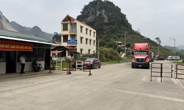 Xe ô tô chở hàng xuất khẩu vào khu phi thuế quan. 