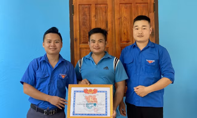 Khen thưởng cho người thanh niên dũng cảm. Ảnh: Duy Chiến 