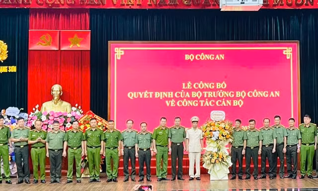 Thượng tá Lê Đăng Khoa (giữa) nhận hoa chúc mừng của lãnh đạo Công an tỉnh Lạng Sơn. (ảnh: Duy Chiến)