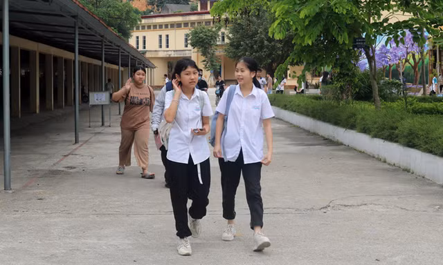 Các thí sinh tự tin với bài làm. Ảnh: H.T