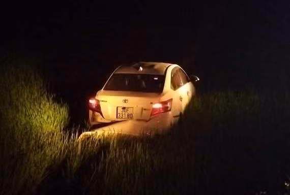 Ô tô do Phó chủ tịch xã Tú Mịch, huyện Lộc bình đâm liên tiếp 2 xe mô tô rồi lao xuống ruộng. Ảnh: Duy Chiến 