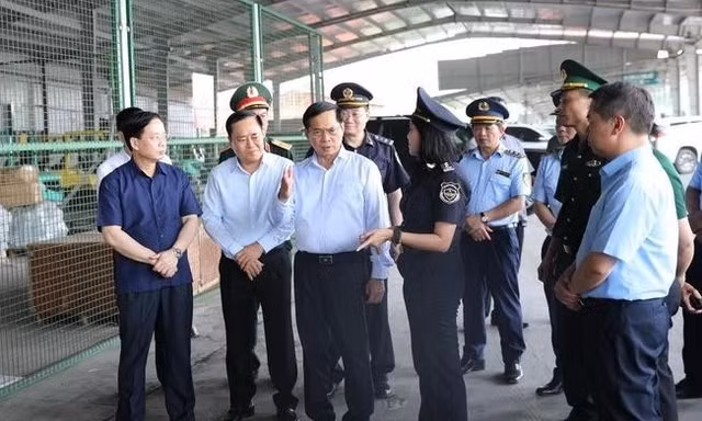 Phó Thủ tướng Bùi Thanh Sơn thị sát tại cửa khẩu quốc tế Hữu Nghị.