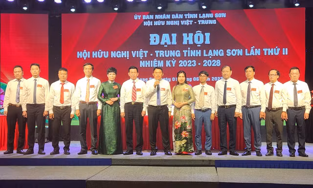 Ban chấp hành mới Hội hữu nghị Việt- Trung. Ảnh: Duy Chiến 