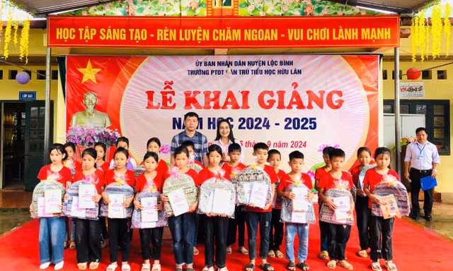 Nhiều em học sinh vùng sâu, vùng xa ở Lạng Sơn nhận quà năm học mới. (ảnh: Duy Chiến)