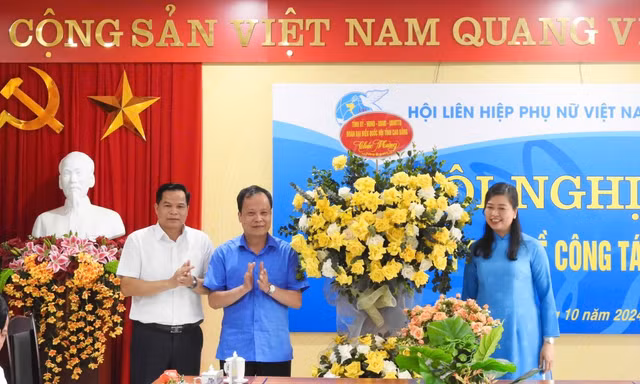 Bà Đoàn Thị Lê An nhận hoa chúc mừng. 