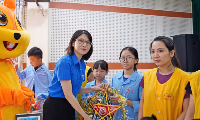 Vui Trung thu cùng bệnh nhi Thái Nguyên