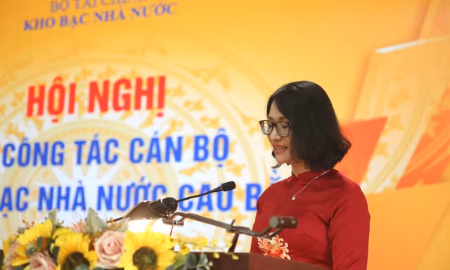 Tân Giám đốc KBNN Cao Bằng Phạm Thị Hồng Thúy phát biểu nhận nhiệm vụ. 