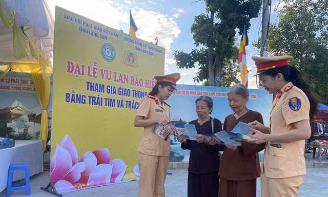 Tuyên truyền cho người dân về ATGT. Ảnh: Hoàng Anh