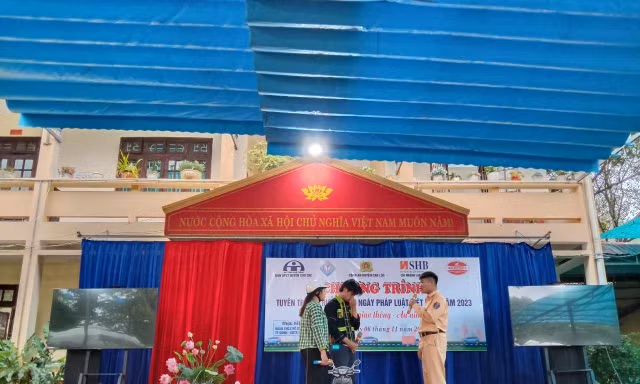 Tiểu phẩm về an toàn giao thông. Ảnh: Duy Chiến 