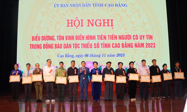 Tôn vinh người uy tín, tiêu biểu người dân tộc thiểu số Cao Bằng. Ảnh: CB