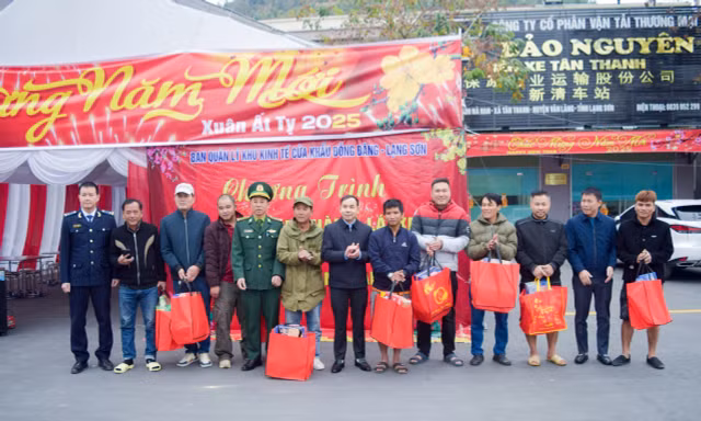 Lái xe ở cửa khẩu Tân Thanh nhận quà tết. 
