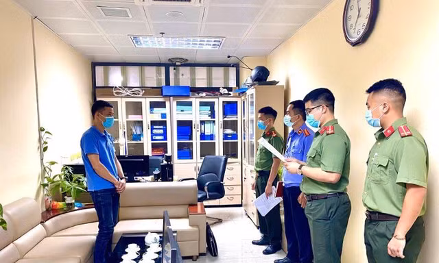 Cơ quan an ninh điều tra công an Lạng Sơn khám xét nơi ở của đối tượng Lý Văn Nguyên -Ảnh: H. Thơ