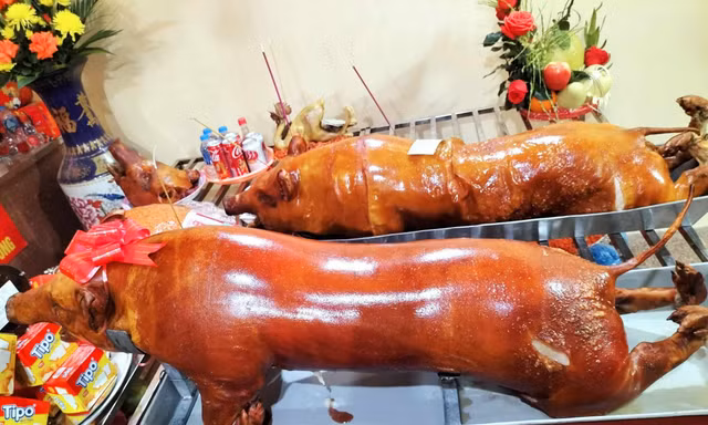 Lợn quay nguyên con ở chùa Bắc Nga. Ảnh: Duy Chiến 