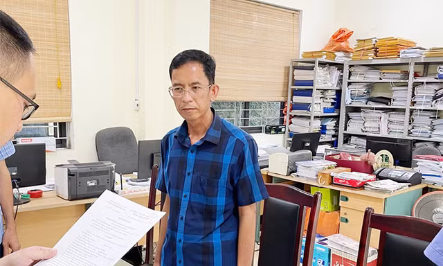 Ông Nông Văn Cán nghe lệnh khởi tố. (ảnh: CB)
