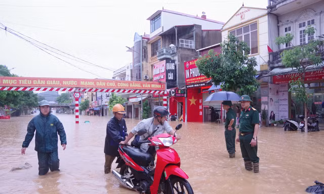 Nhiều đoạn đường ở trung tâm thành phố Lạng Sơn biến thành sông. Ảnh: D.N