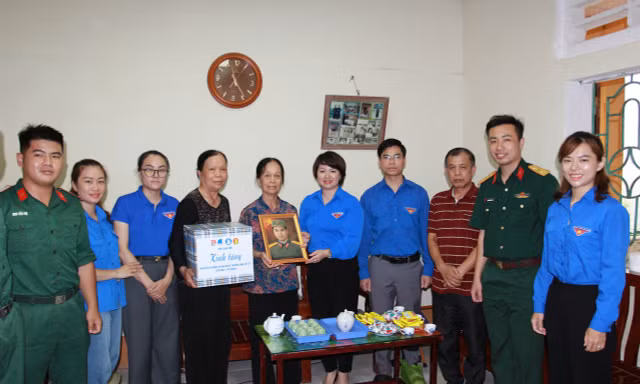 Tặng quà tri ân gia đình liệt sỹ. Ảnh: Duy Chiến 