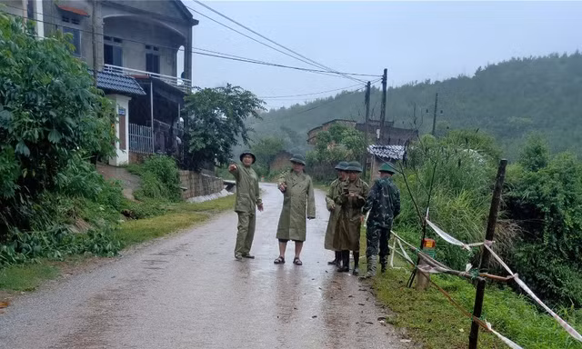 Khẩn trương sơ tán người dân ra khỏi vùng nguy hiểm. Ảnh: Duy Chiến 