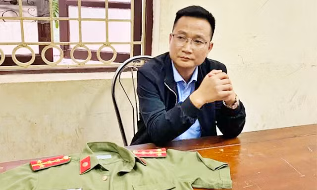 Đối tượng Long và tang vật .Ảnh: CA
