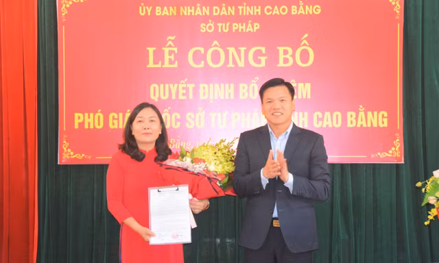 Bà Nguyễn Thị Hảo nhận Quyết định bổ nhiệm.