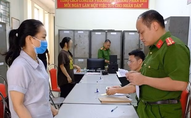 Bà Lê Thị Hồng Thủy (bìa trái) nghe Lệnh khởi tố, bắt tạm giam để điều tra về hành vi " mua bán trái phép hóa đơn, chứng từ" -Ảnh: TL