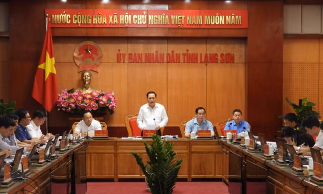 Chủ tịch UBND tỉnh Lạng Sơn Hồ Tiến Thiệu (giữa) đề nghị các huyện cân nhắc, điều chỉnh tên sau sáp nhập.