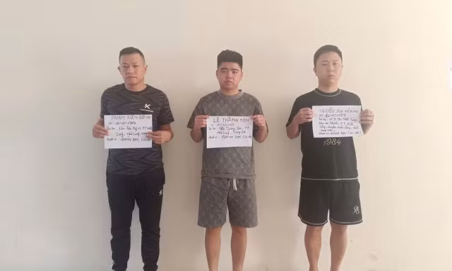 Các đối tượng tổ chức đánh bạc tại cơ quan công an. Ảnh: H. M