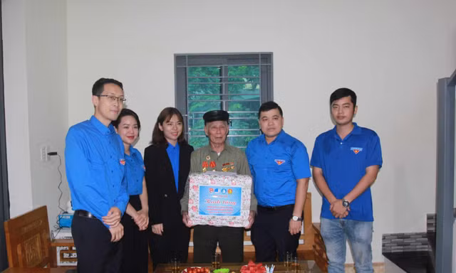 Tuổi trẻ lạng Sơn tặng quà cựu thanh niên xung phong tham gia chiến dịch Điện Biên Phủ. Ảnh: Duy Chiến 