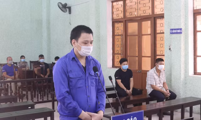 Bị cáo Tường ra tòa lĩnh án .Ảnh: T. Tuệ