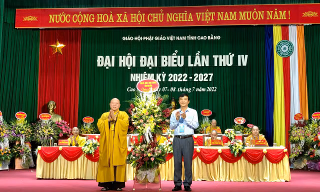 Đại hội đại biểu Phật giáo Việt Nam tỉnh Cao Bằng nhận lẵng hoa chúc mừng của lãnh đạo tỉnh Cao Bằng -Ảnh: TL