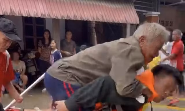 Cụ ông gặp nạn được chiến sỹ Công an Lạng Sơn cứu trợ kịp thời.