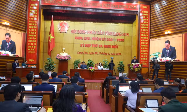 Chủ tịch UBND tỉnh Lạng Sơn Hồ Tiến Thiệu phát biểu tại kỳ họp thứ 31 HĐND tỉnh Lạng Sơn (ảnh: Duy Chiến)