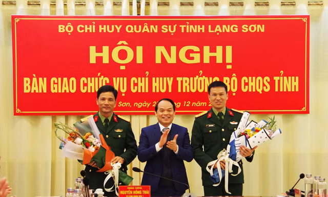 Lãnh đạo tỉnh Lạng Sơn tặng hoa chúc mừng Đại tá Trần Xuân Mạnh (bìa phải) và Đại tá Lê Xuân Thuân (bìa trái) -Ảnh: DN