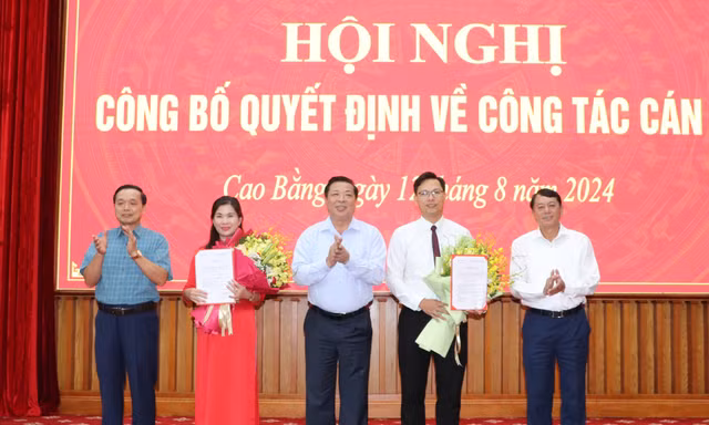 Trao Quyết định cho 2 cán bộ được điều động, bổ nhiệm ở Cao Bằng.