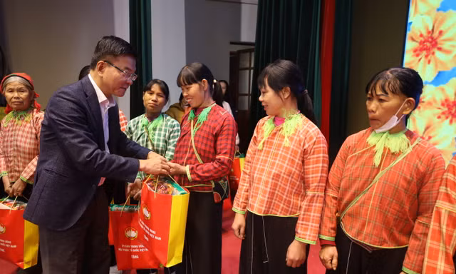 Phó Thủ tướng Lê Thành Long trao quà tết cho người nghèo Lạng Sơn (ảnh: Duy Chiến)