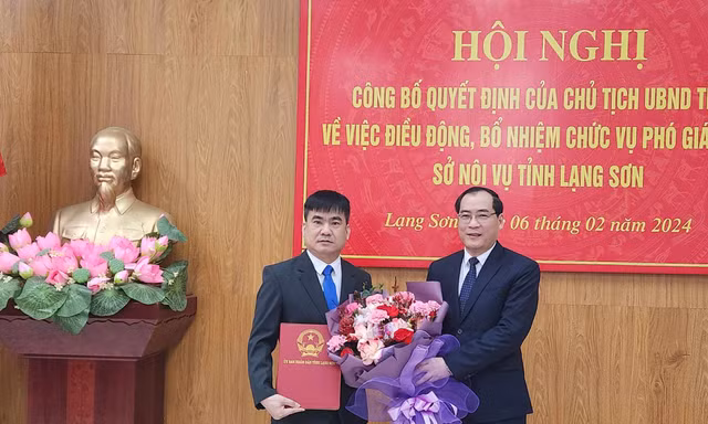 Lãnh đạo tỉnh Lạng Sơn tặng hoa chúc mừng tân Phó giám đốc Sở Nội vụ. Ảnh: Duy Chiến