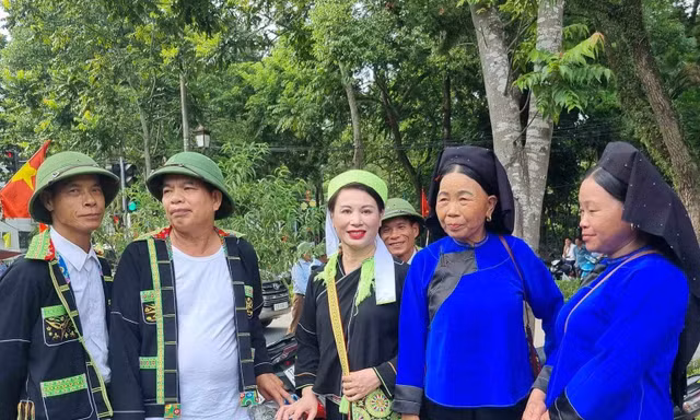 Hát giao duyên, tìm kiếm bạn tình. Ảnh: Duy Chiến 