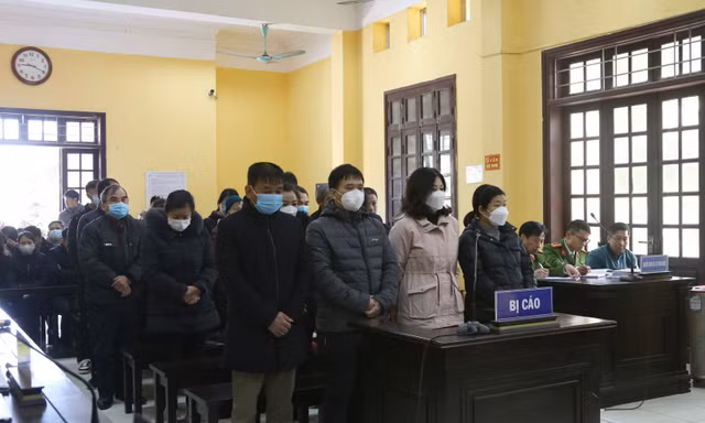 24 bị cáo ra tòa lĩnh án -Ảnh: Duy Chiến 