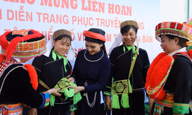 Liên hoan biểu diễn trang phục và hát dân ca các dân tộc tỉnh Lạng Sơn (ảnh: Duy Chiến)