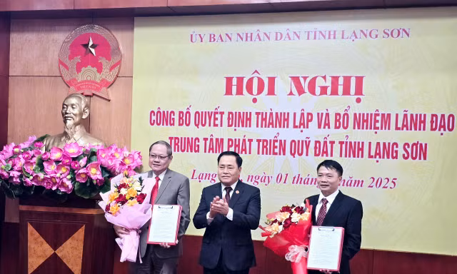 Lãnh đạo Trung tâm Phát triển quỹ đất tỉnh Lạng Sơn nhận Quyết định, hoa chúc mừng của lãnh đạo UBND tỉnh. Ảnh: Duy Chiến.