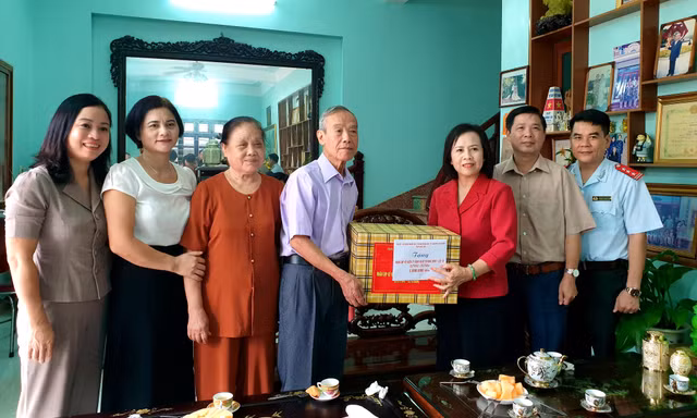 Tặng quà gia đình chính sách, có công ở Lạng Sơn.