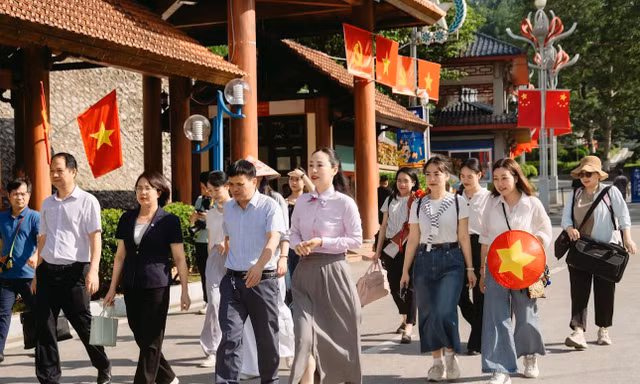 Khách Trung Quốc vào Lạng Sơn thăm thân, du lịch tăng đột biến. 