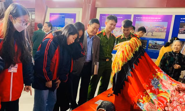 Hứng thú với các hiện vật tiêu biểu của người Tày, Nùng xứ Lạng -Ảnh: Duy Chiến 