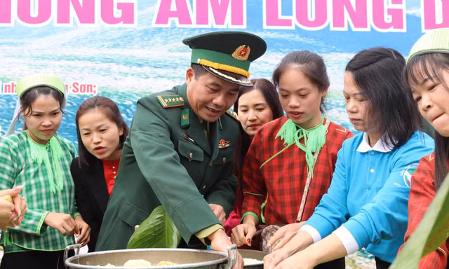 Cùng nhân dân gói bánh chưng tặng người nghèo biên giới. Ảnh: Duy Chiến 