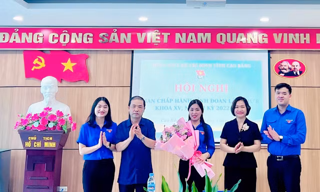 Tặng hoa chúc mừng chị Nông Thị Nhung.